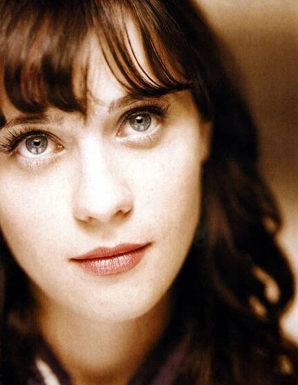 Zooey Deschanel: Svérázná panenka | Femina.cz