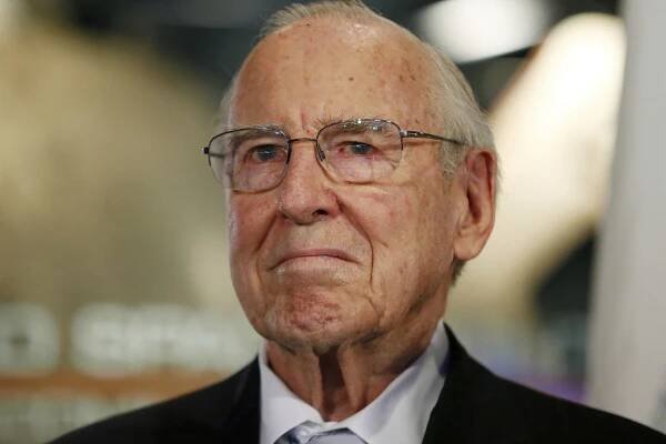Zemřel astronaut Lovell, kapitán letu Apollo 13, jemuž hrozila katastrofa