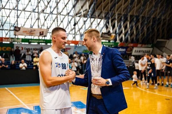 Ostravské basketbalisty dál povede trenér Choleva