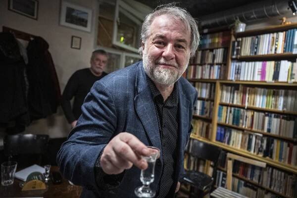 Za Večerem v Kafe nůžky papír / Miloš Doležal: Česká litanie (fotoreportáž Karla Cudlína) | Bubínek Revolveru
