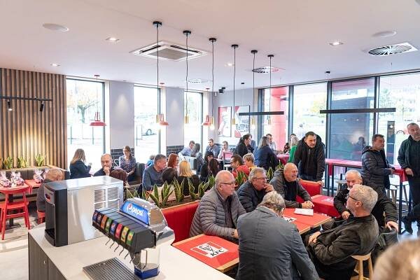 KFC na Dubině je otevřeno. Prvních 100 zákazníků v Ostravě mělo kyblík zdarma