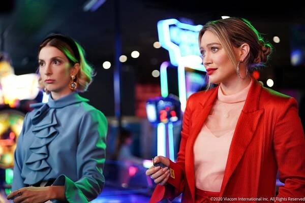 Znovu 20 - Risky Business - Z filmu - Molly Bernard, Hilary Duff