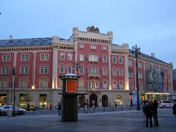 Soubor:Kasárna Jiřího z Poděbradm (Nové Město), Praha 1, nám. Republiky, Na Poříčí 1, Nové Město.JPG – Wikipedie