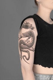 Tetování draka symbolizuje sílu, moc a důležitost. Drak je také často spojován s ochranou a štěstím.