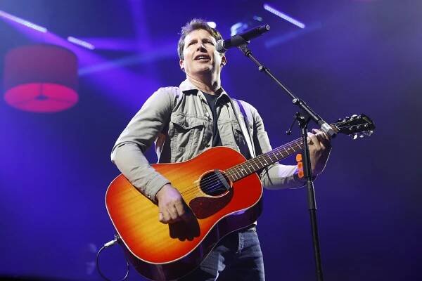 RECENZE: Pozitivní a vyzrálý James Blunt kraloval pod sedmi lustry