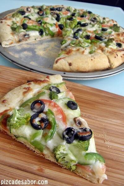 ▷ Vegetariánská rančová pizza {brokolice, cuketa, houby a olivy}