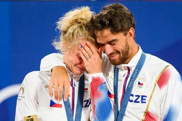 Po bronzu i první zlato! Siniaková s Macháčem ovládli v Paříži smíšenou čtyřhru