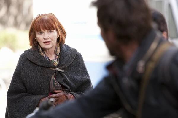 Falling Skies - What Hides Beneath - Z filmu - Blair Brown