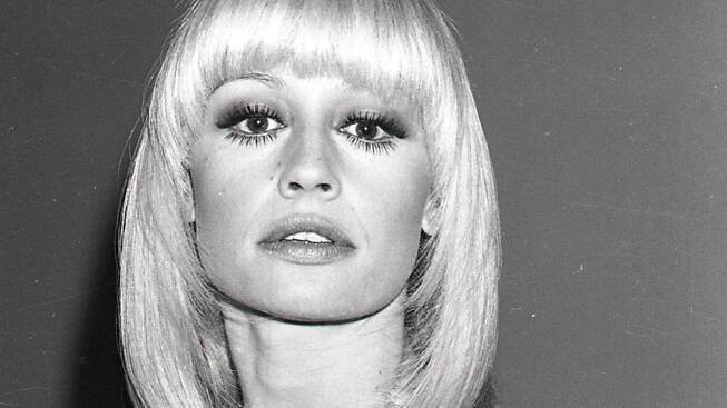black and white cropped photograph of Raffaella Carrà.