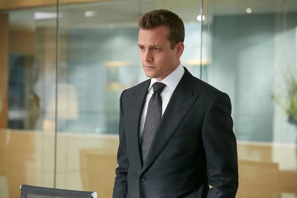 Kravaťáci - Série 4 - Raz dva tři teď! - Z filmu - Gabriel Macht