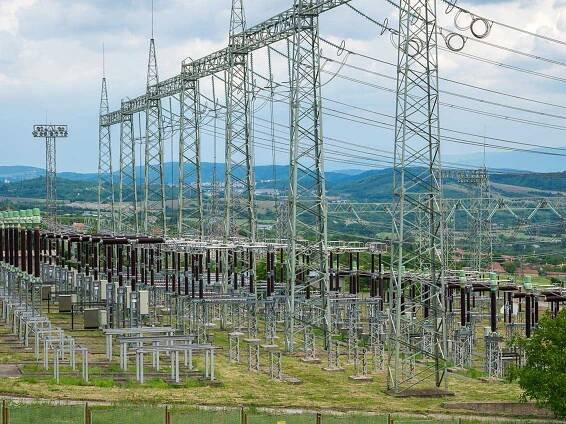 Velké uzly přenosové soustavy jsou na jedné straně napojeny na napěťovou úroveň 400 nebo 220 kV a na druhé straně napájí distribuční linky 110 kV