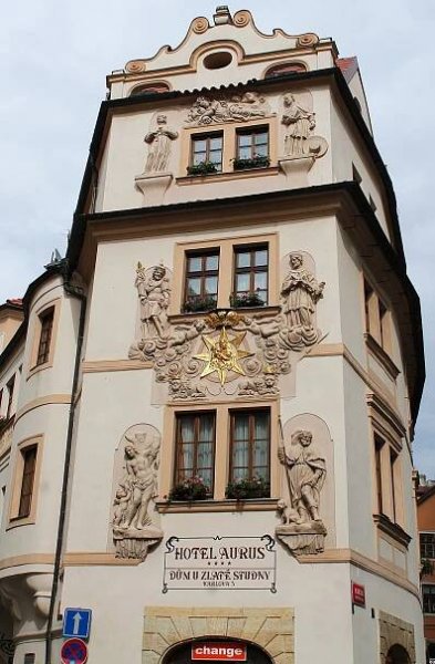 Dům U Zlaté studně (Karlova) – Wikipedie