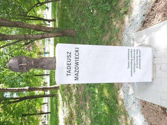 Soubor:Tadeusz Mazowiecki bust in Sarajevo.jpg – Wikipedie