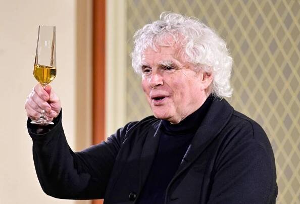 Brit Simon Rattle bude hlavním hostujícím dirigentem České filharmonie