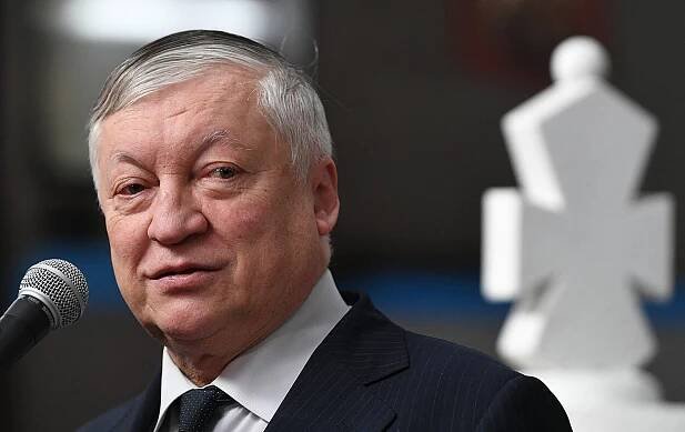 Bývalý šachový velmistr Karpov je v kómatu, našli ho u Dumy v Moskvě