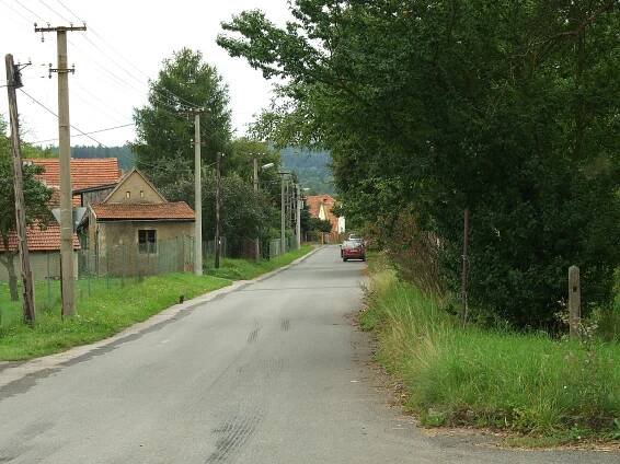 Soubor:Skuhrov, Drahlovice, cesta.JPG