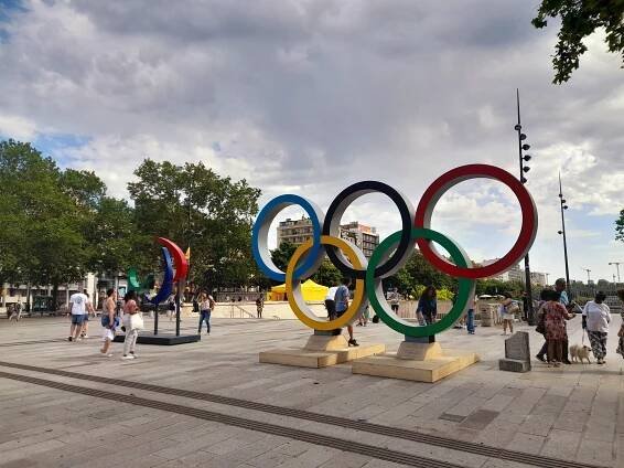 Olympijské kruhy na pařížském náměstí Bastille | iROZHLAS - spolehlivé zprávy