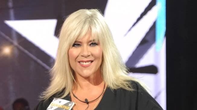 Samantha Fox (*15. dubna 1966) je britská modelka a zpěvačka, která již v šestnácti letech nafotila první odvážné snímky. Byla nejfotografovanější ženou osmdesátých let.
