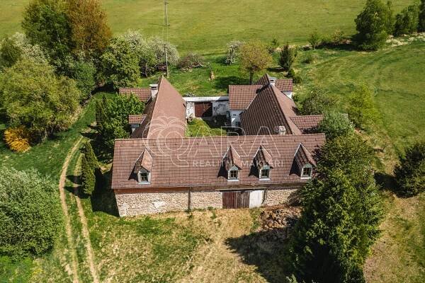 Původní statek z roku 1840 v malebné krajině v obci Chvalkov, na okraji Novohradských hor | Reality.iDNES.cz 