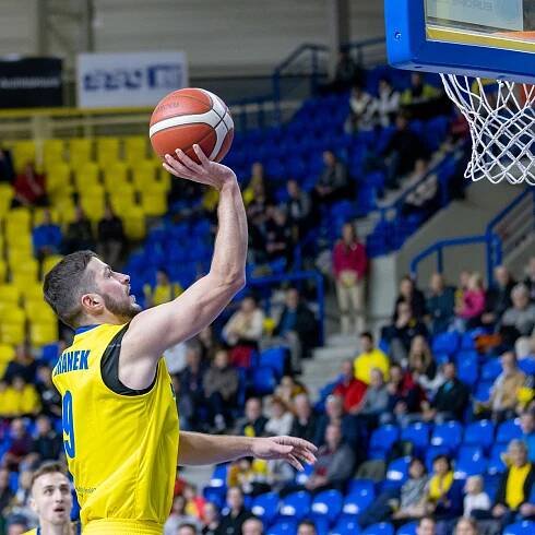 Podívejte se: Pleny, žluté klobouky v Opavě a skalp bulharského mistra