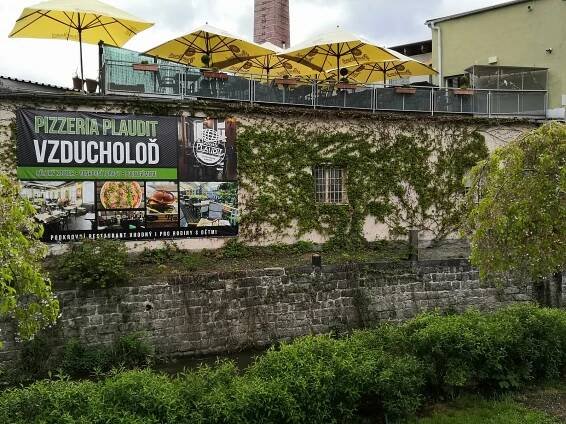 FOTO: Restaurační zahrádky v Liberci zatím zejí prázdnotou, to se brzy změní