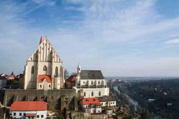 panorama starého města znojma v české republice, kostel svatého mikuláše nebo kostel svateho mikulase & staré středověké stavby s řekou dyjou v pozadí. je to dominanta jižní moravy. - znojmo - stock snímky, obrázky a fotky