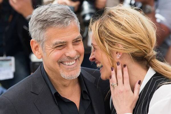 CANNES, FRANCIE - 12. KVĚTNA: George Clooney, Julia Roberts se zúčastní "Money Monster" Photocall na každoročním 69. ročníku filmového festivalu v Cannes v Palais des Festivals dne 12. května 2016 v Cannes, Francie. — Stock obrázek