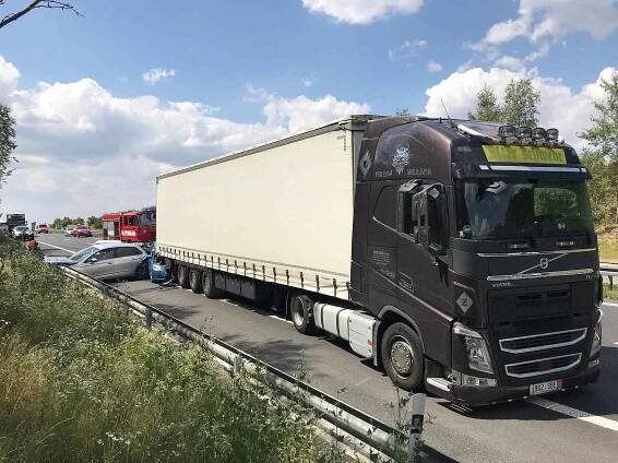 Hromadná nehoda na dálnici D6! Pro vážně zraněnou ženu letěl vrtulník