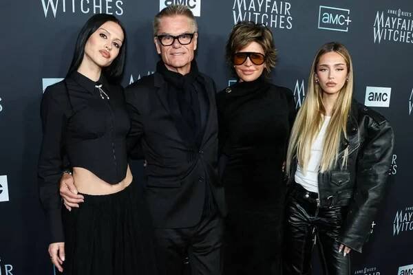 Amelia Grayová Hamlinová, Harry Hamlin, Lisa Rinna a Delilah Belle Hamlinová přijíždějí 7. prosince 2022 do Hollywoodu v Los Angeles v Kalifornii na premiéru Mayfair Witches Anny Riceové. — Stock obrázek