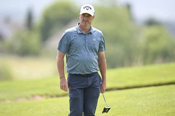 Marc Warren lines up a putt