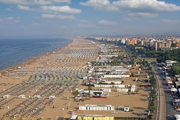 pláž jaderské moře rimini panoráma města itálie letní sezóna - cattolica - stock snímky, obrázky a fotky