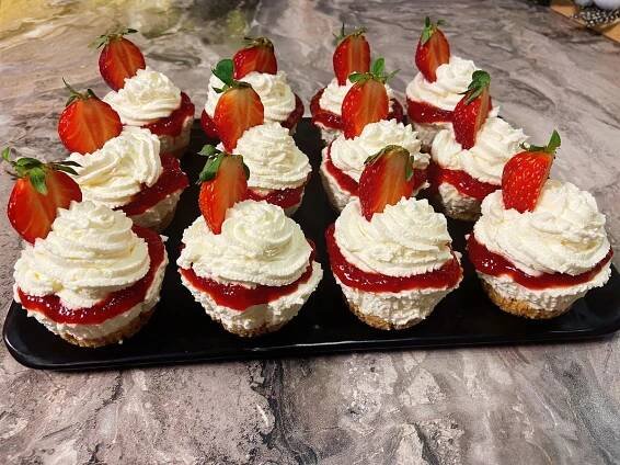 Jahodové mini cheesecake muffiny