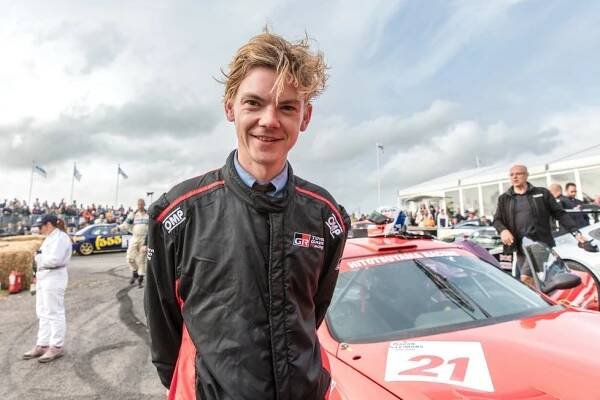 Thomas Brodie-Sangster z kultovní komedie: Našel lásku nebeskou! Zásnuby s exmanželkou Elona Muska