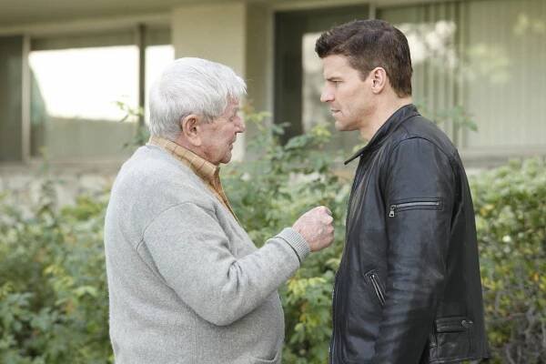 Sběratelé kostí - Noha s hypotékou - Z filmu - Ralph Waite, David Boreanaz