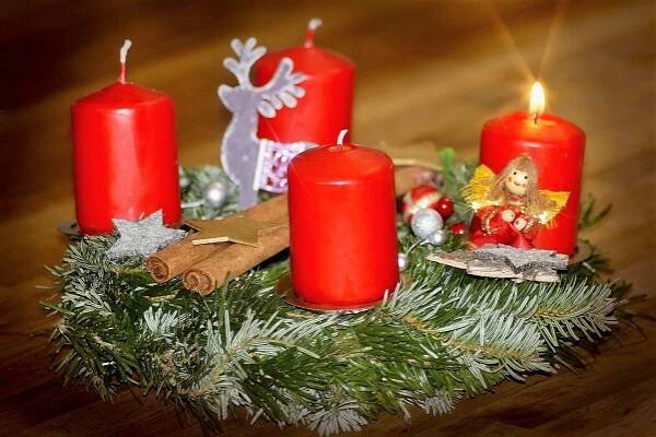 První rozsvícená svíčka na adventním věnci symbolizuje naději