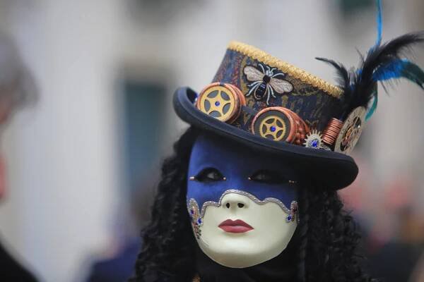 Benátky pobláznil legendární karneval. I svůdník Casanova by se červenal