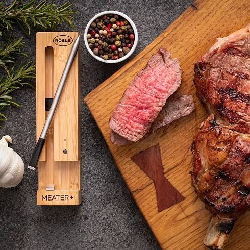 RÖSLE Meater Plus wood thermometer with grilled meat
