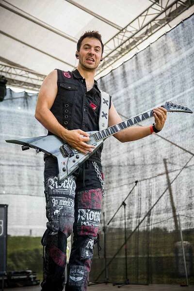 Heavy metalová kapela Power 5 slaví v roce 2021 už 25. výročí. Natočila k tomu desku Adrenalin. Kvůli covidu se její vydání posouvá. Kytarista Lukáš Langer.