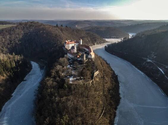 Hrady Bítov a Cornštejn nabírají sílu na sezonu. Podívejte se na záběry z dronu