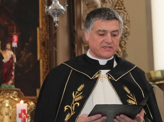 Kardinál Duka hovořil u rakve. S děkanem se loučily davy lidí