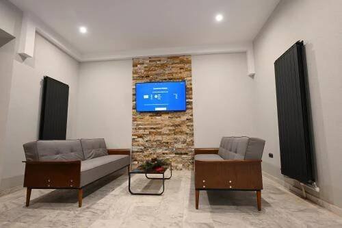 Televízia a/alebo spoločenská miestnosť v ubytovaní R&B Apartments