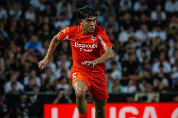 Jon Mikel Aramburu, durante el partido de la Real en Mestalla.