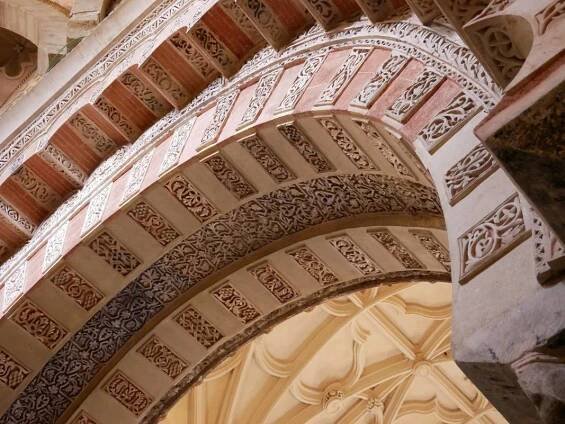 Detail oblúkov pred kráľovskou kaplnkou