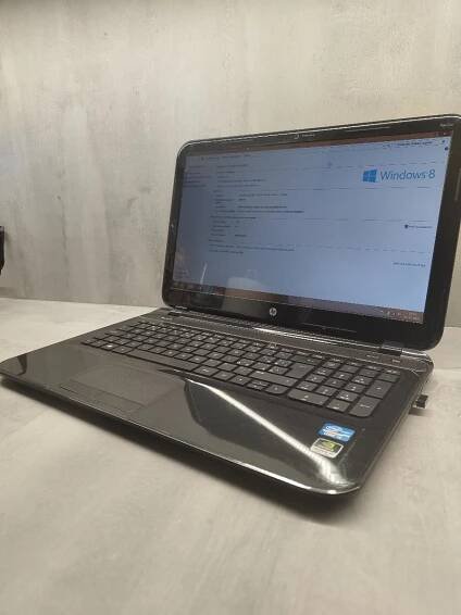 Notebook HP + bezdrátová klávesnice a nabíječka