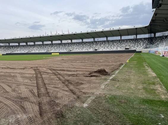 Výměna trávníku stadion (Foto: FCHK) | Salonky