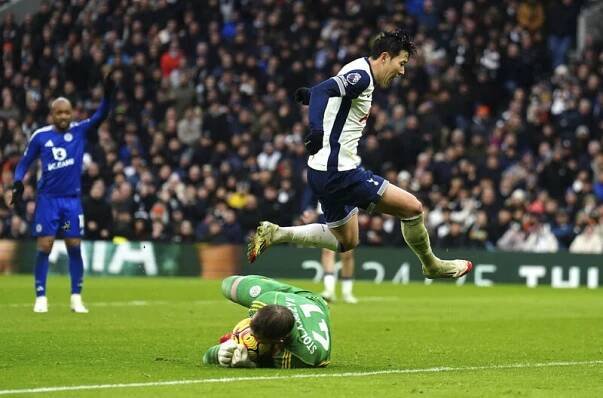 Tottenham s Kinským v bráně doma nestačil na Leicester a prohrál 1:2