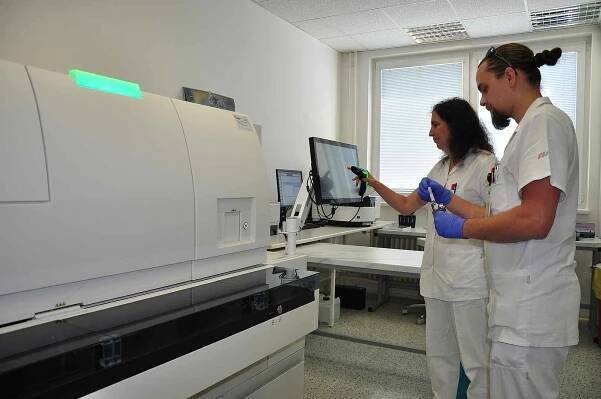 Jako druhé zdravotnické zařízení v Evropě získala Fakultní nemocnice Plzeň do užívání unikátní přístroj Dxl 9000 na vyšetření krevních vzorků
