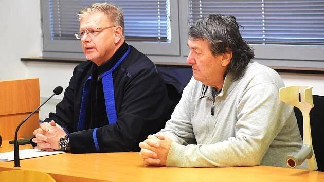 Řádek přečtu, druhý netrefím, líčil exhejtman Šulc, proč nemůže k monstrprocesu