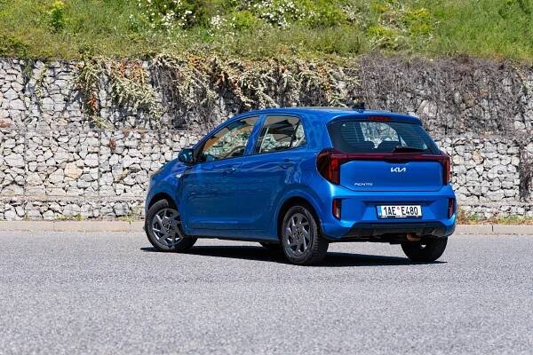 Kia Picanto je jedním z nejdostupnějších aut v Česku. Skvěle se hodí do města a výbavou nemusí být žádné holátko