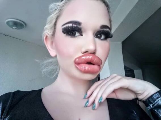Andrea připomíná mladší verzi Donatelly Versace.